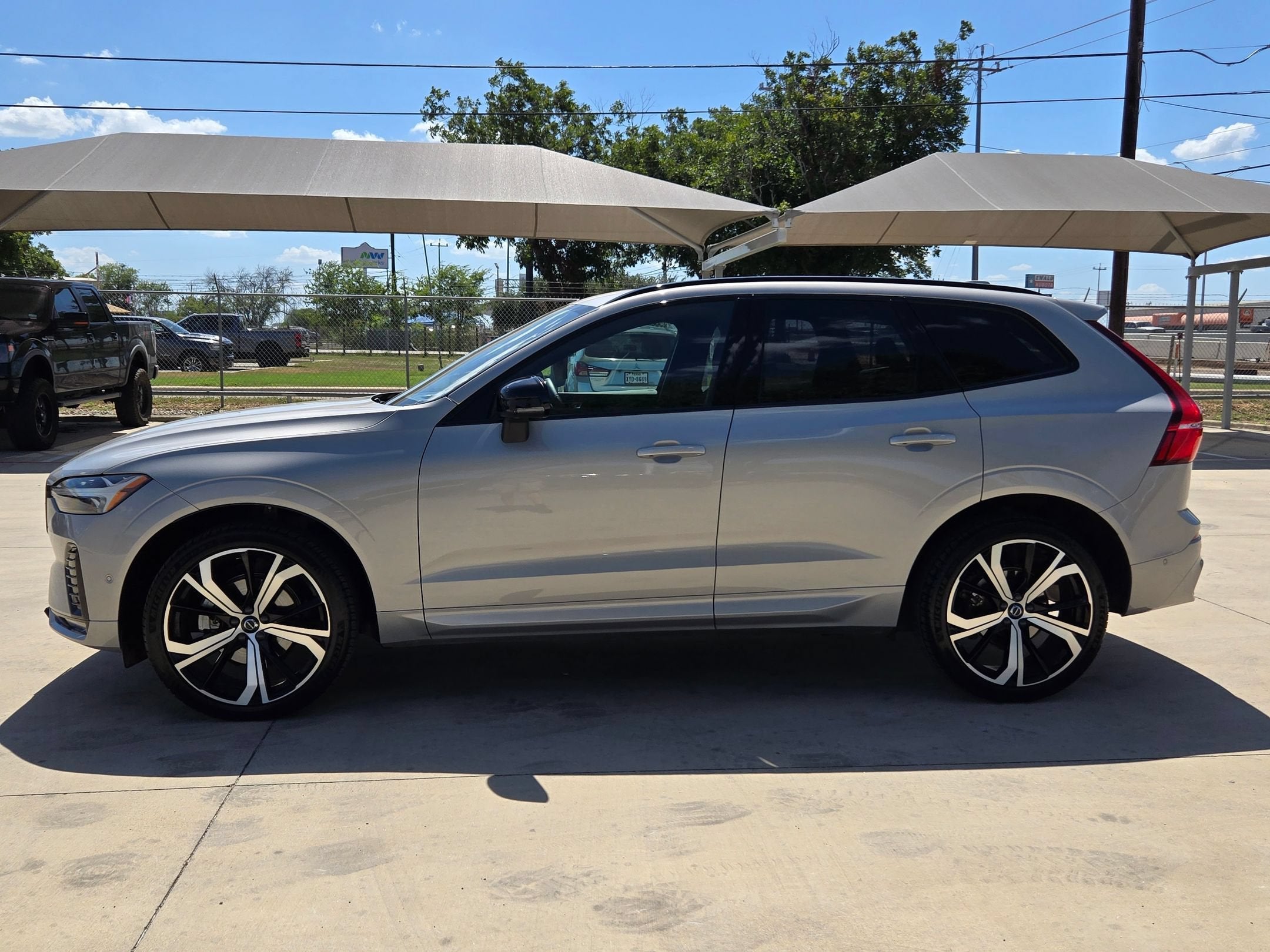 2023 Volvo XC60 Ultimate Dark Theme