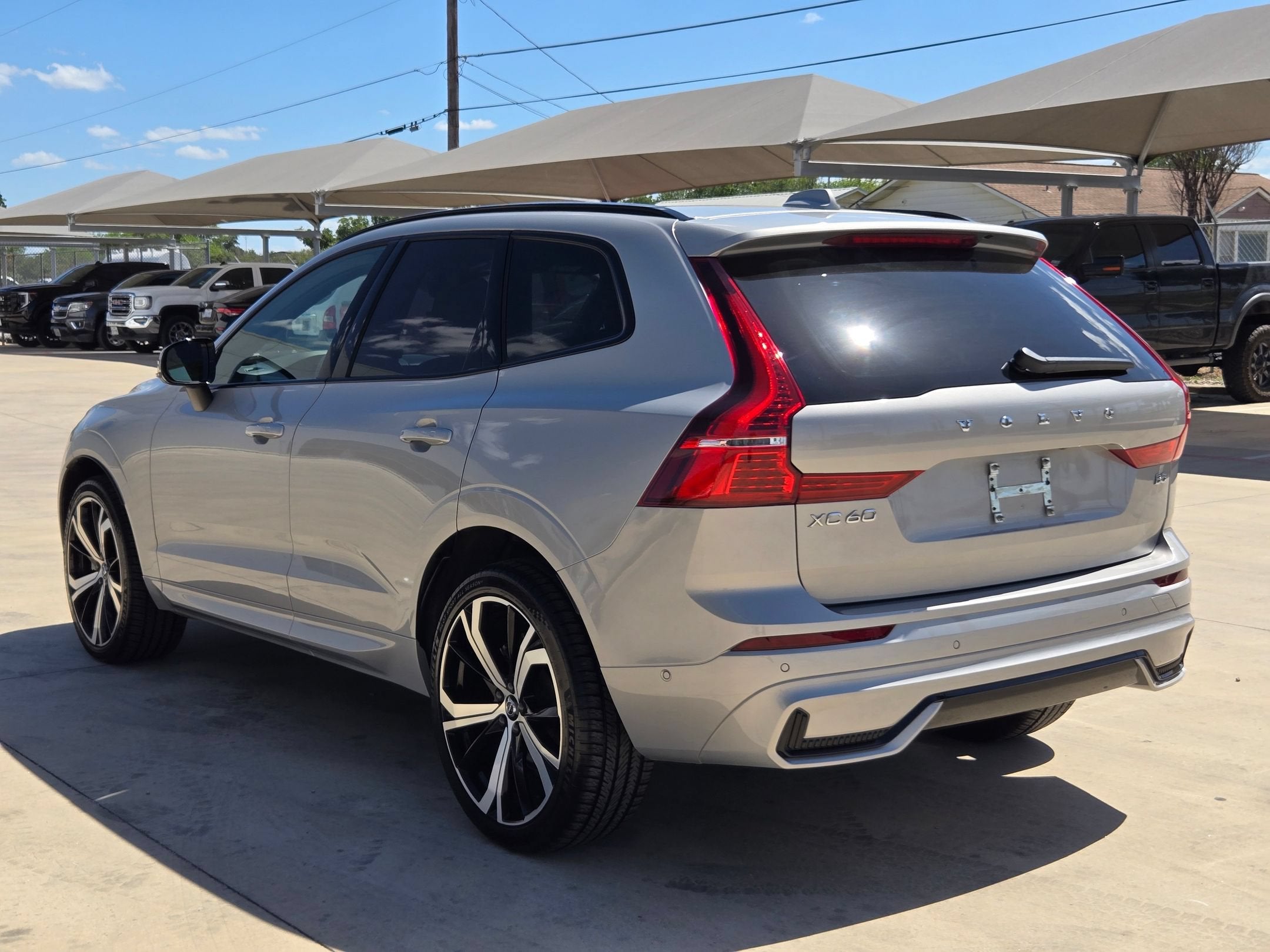 2023 Volvo XC60 Ultimate Dark Theme