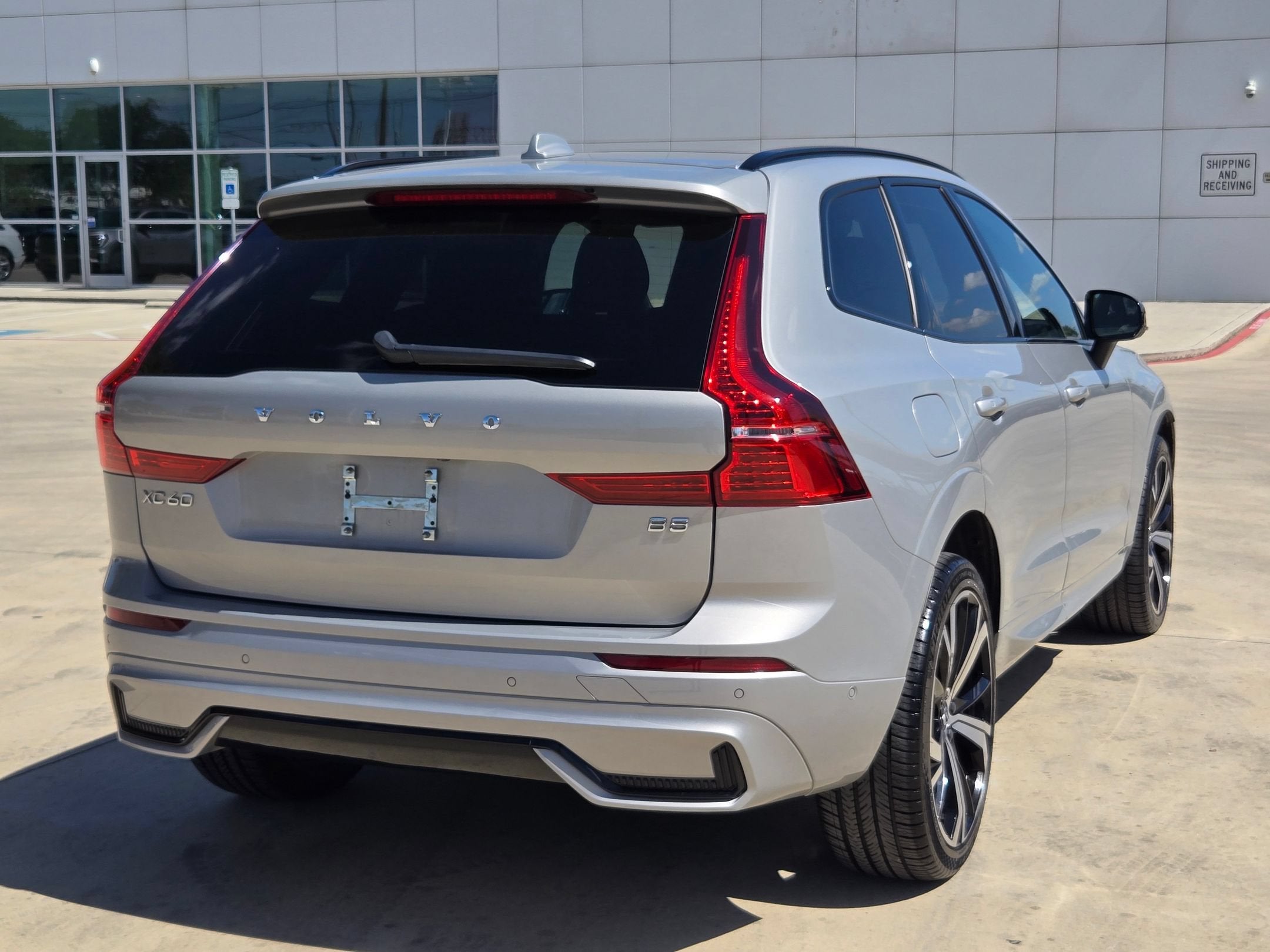 2023 Volvo XC60 Ultimate Dark Theme