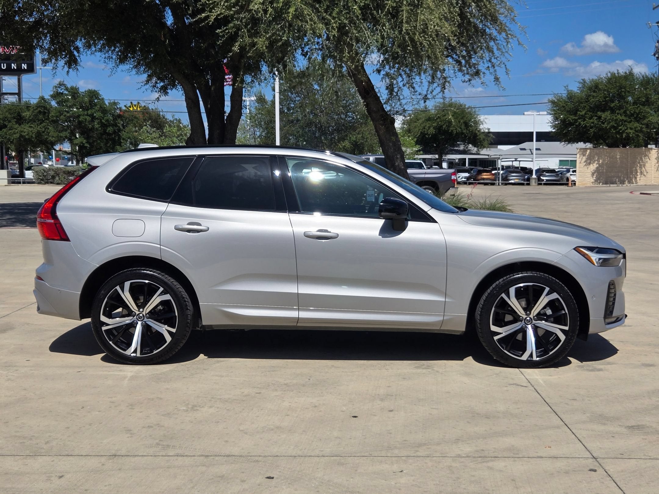 2023 Volvo XC60 Ultimate Dark Theme