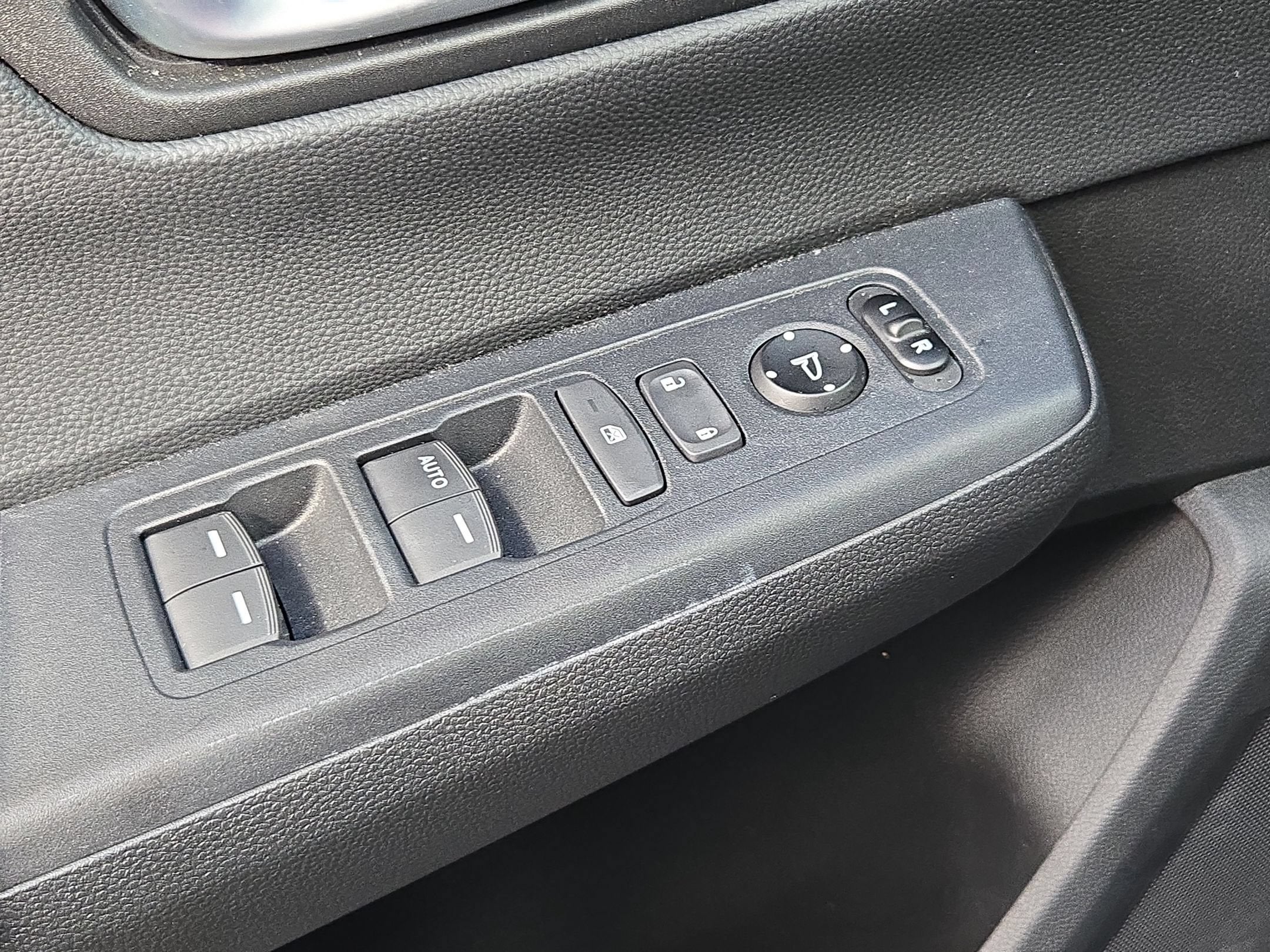 2025 Honda CR-V LX - Photo 11
