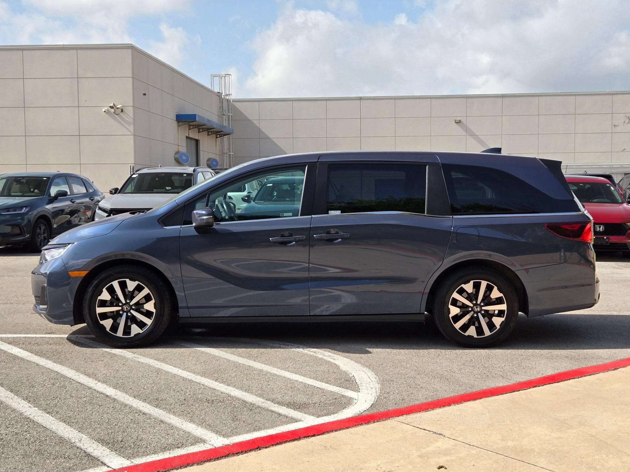 2025 Honda Odyssey EX-L - Photo 6