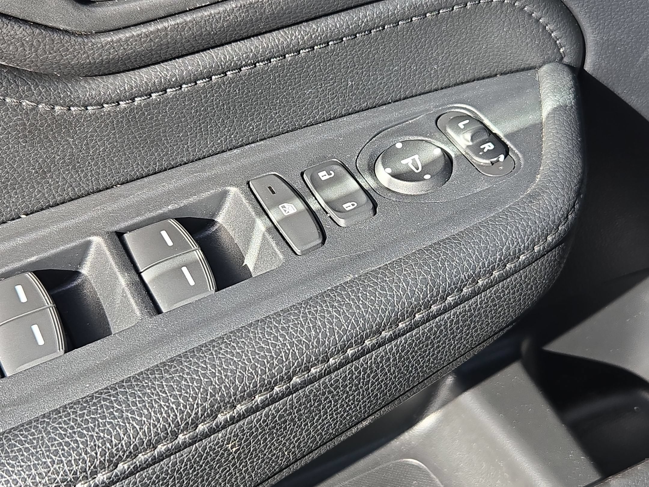 2025 Honda Odyssey EX-L - Photo 11