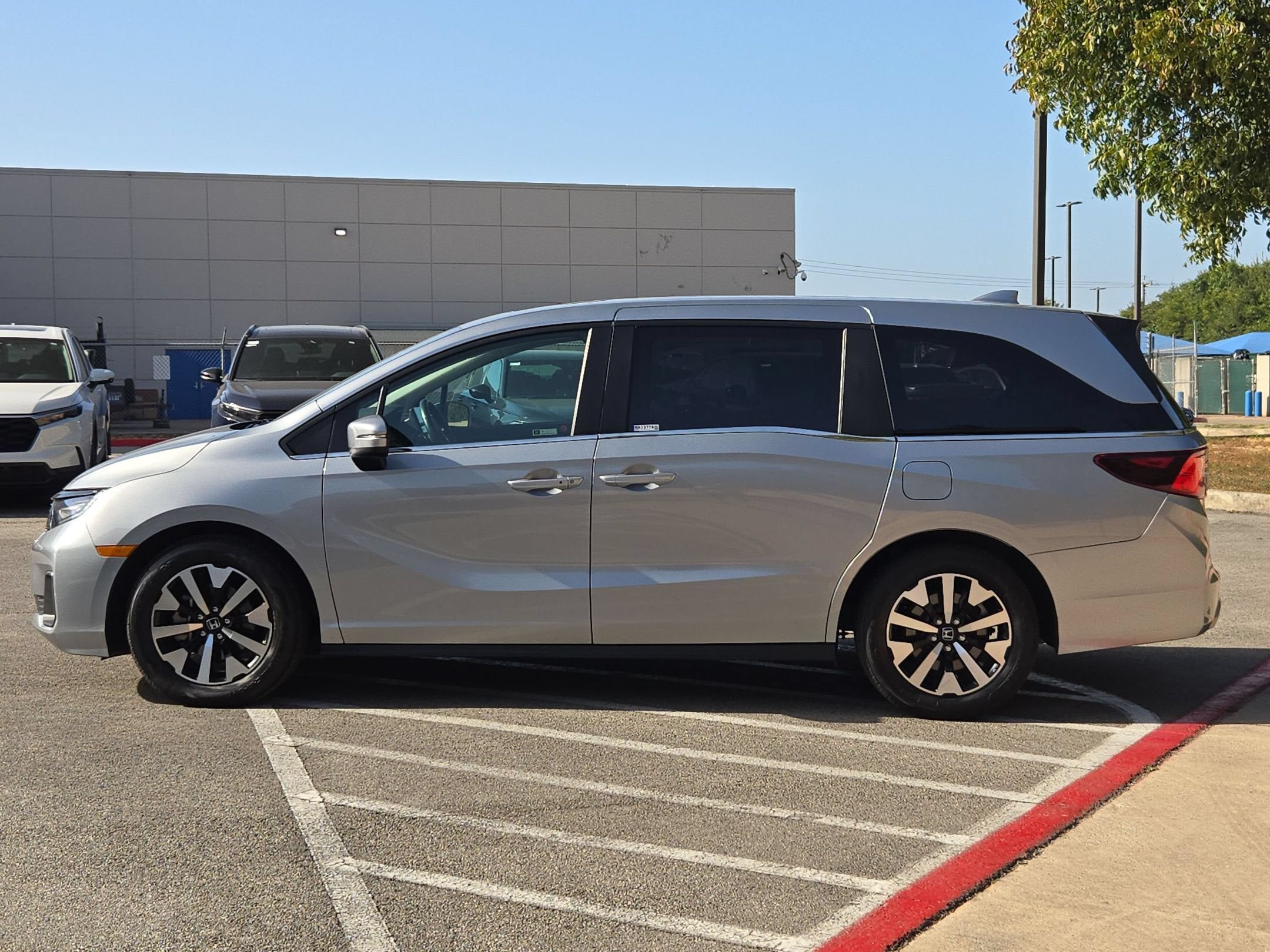 2025 Honda Odyssey EX-L - Photo 6