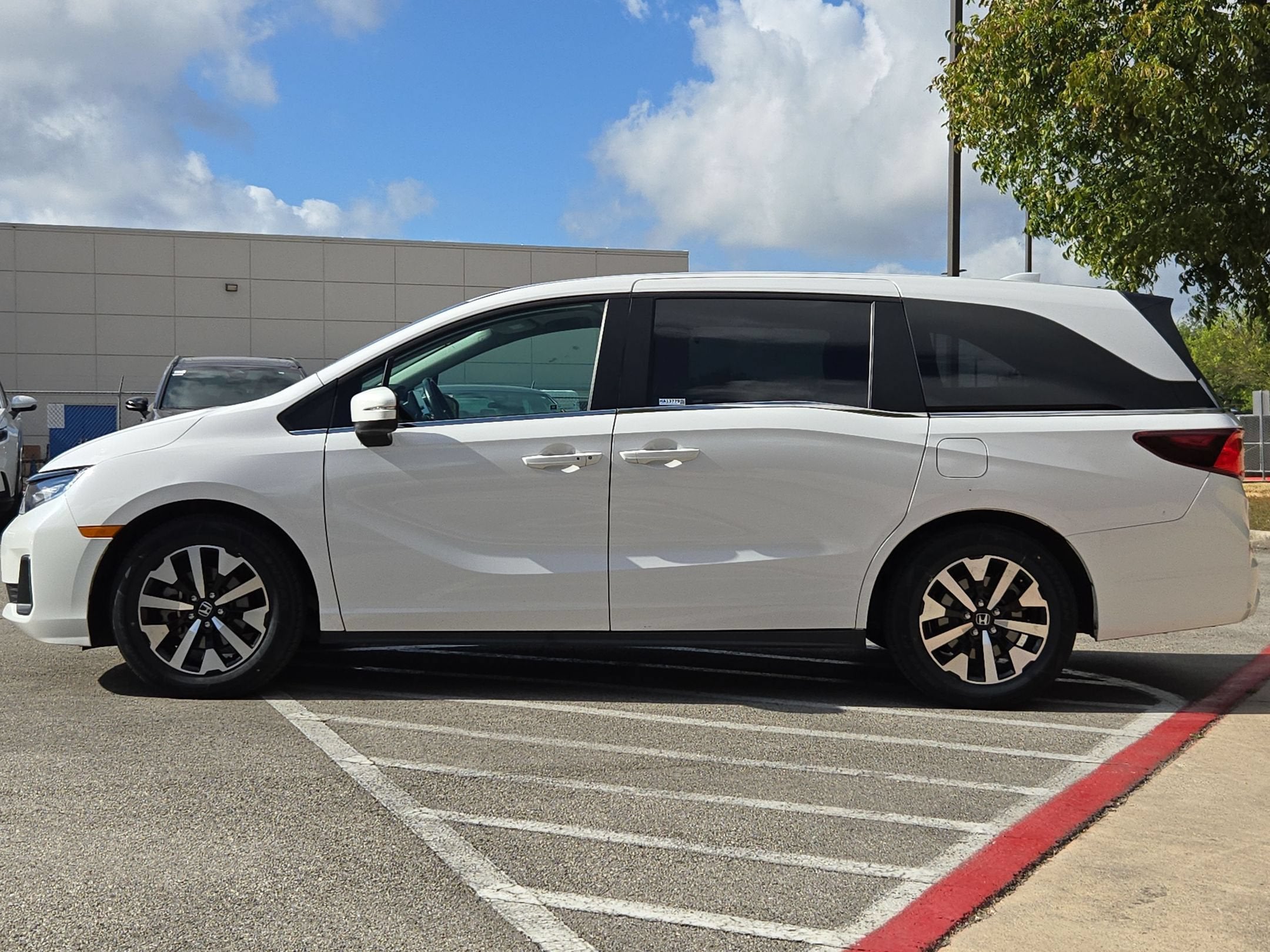 2025 Honda Odyssey EX-L - Photo 6