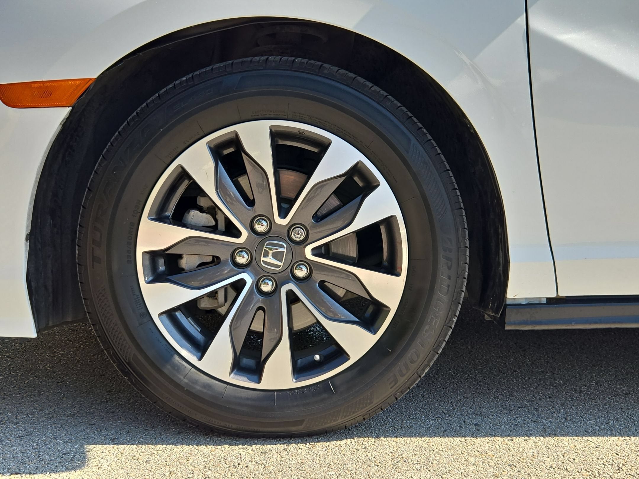 2024 Honda Odyssey EX-L - Photo 30