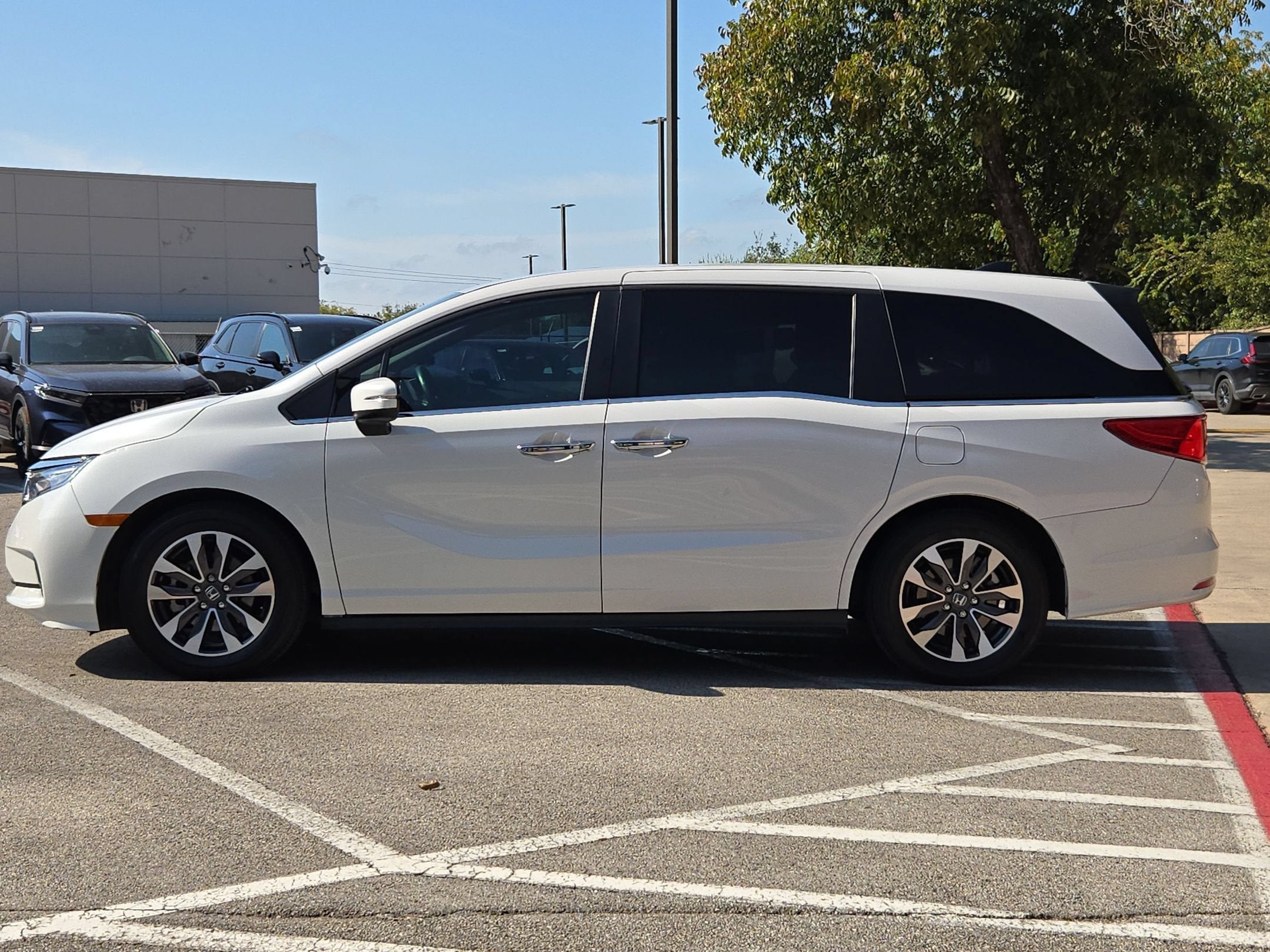2024 Honda Odyssey EX-L - Photo 6