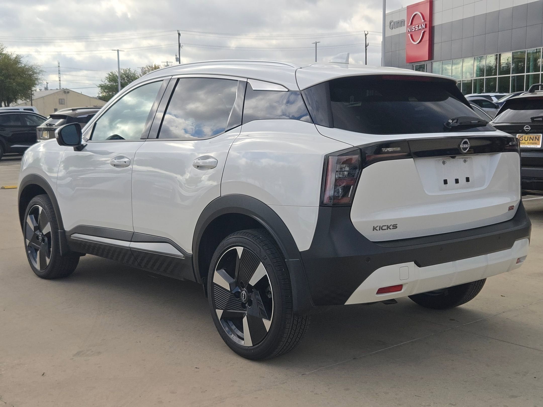 2025 Nissan Kicks SR