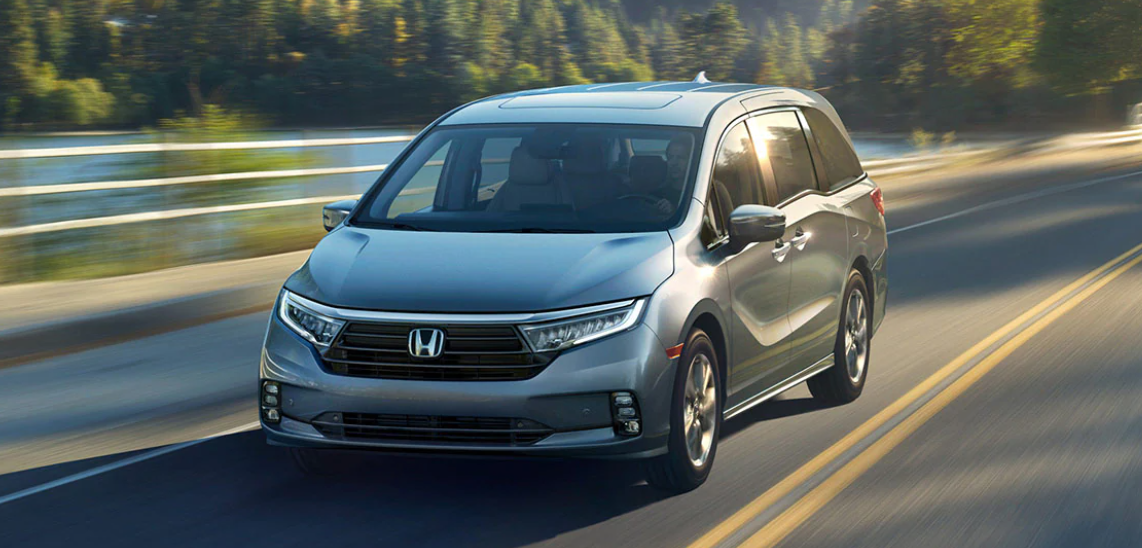 Front Grille View of Honda Odyssey Elite in Lunar Silver Metallic